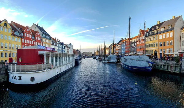 Nyhavn beira-mar, canal, fachadas coloridas de reflexão antiga casa, e edifícios, navios, iates e barcos em Copenhague, Dinamarca — Fotografia de Stock