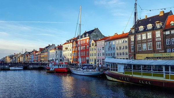 Nyhavn paseo marítimo, canal, fachadas de colores de la reflexión de la casa antigua, y edificios, barcos, yates y barcos en Copenhague, Dinamarca — Foto de Stock