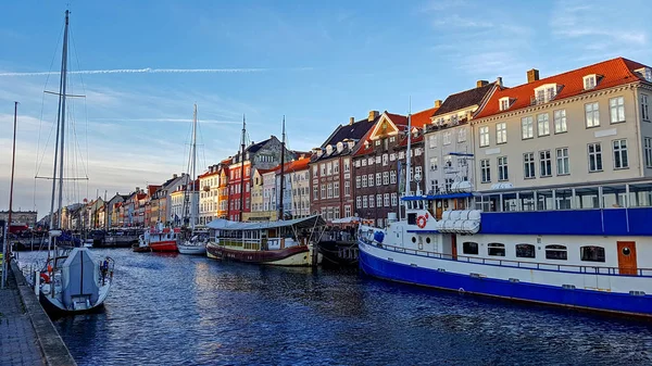 丹麦哥本哈根老城的 Nyhavn 海滨、运河和娱乐区, 拥有五颜六色的房屋、建筑物、船只、游艇和船只 — 图库照片