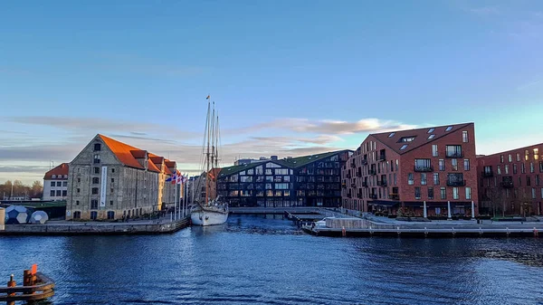 Nyhavn waterfront, canal y distrito de entretenimiento con casas coloridas, edificios, barcos, yates y barcos en el casco antiguo de Copenhague, Dinamarca — Foto de Stock