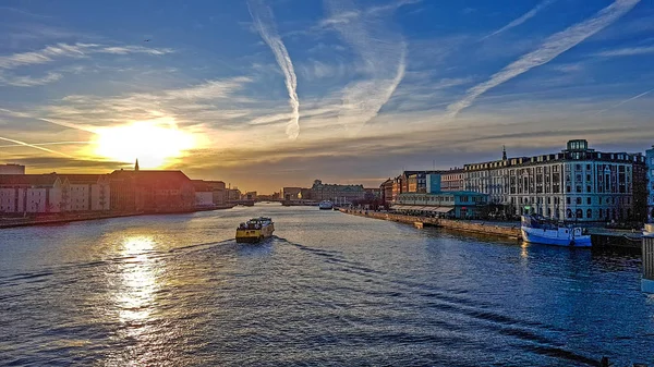 Antecedentes con barco en el agua durante la puesta del sol en Copenhague, Dinamarca, norte de Europa — Foto de Stock