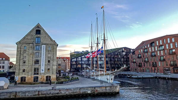 Edificios modernos a lo largo del canal, dictado de Bjornsholm y Christiansholm, Copenhague. Países Bajos — Foto de Stock