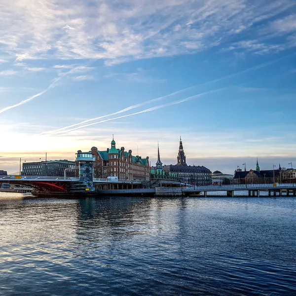 日没時間の間にコペンハーゲン通りスロッツホルメン地区、運河と橋の澄んだ青い空 — ストック写真