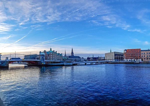 Las calles de Copenhague del distrito Slotsholmen, canal y puentes con cielo azul claro durante la puesta del sol — Foto de Stock