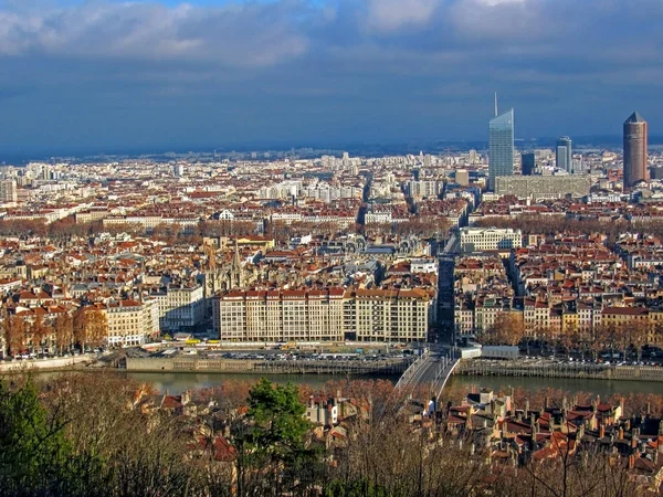 A légi felvétel a város széles panoráma-a tereptárgyak körül piros háztetők és a kémények, Lyon, Franciaország — Stock Fotó