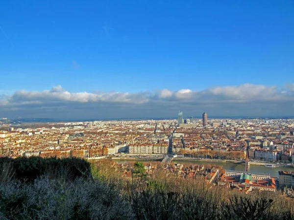 Luchtfoto van de stad breed panorama met monumenten, omringd door rode daken en schoorstenen, Lyon, Frankrijk — Stockfoto