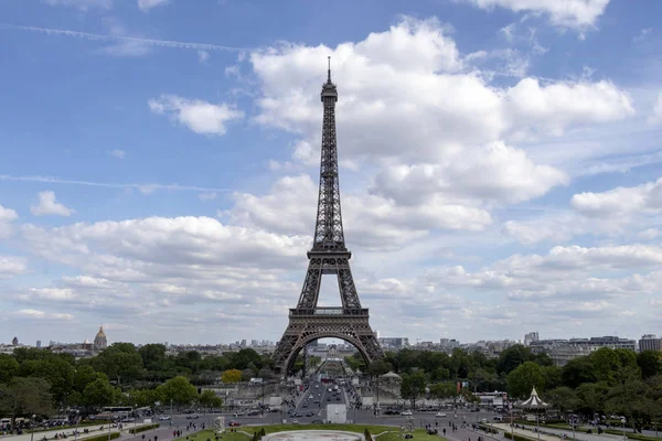 Az Eiffel-torony Párizs egyik leghíresebb látnivalója, a Champ de Mars-on található Párizs, Franciaország — Stock Fotó