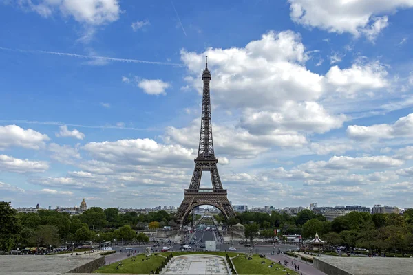 Az Eiffel-torony Párizs egyik leghíresebb látnivalója, a Champ de Mars-on található Párizs, Franciaország — Stock Fotó