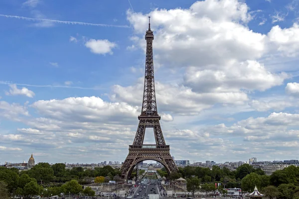 Az Eiffel-torony Párizs egyik leghíresebb látnivalója, a Champ de Mars-on található Párizs, Franciaország — Stock Fotó