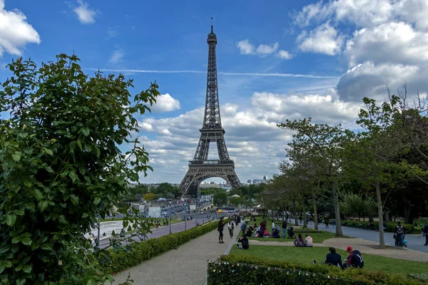 Az Eiffel-torony Párizs egyik leghíresebb látnivalója, a Champ de Mars-on található Párizs, Franciaország — Stock Fotó