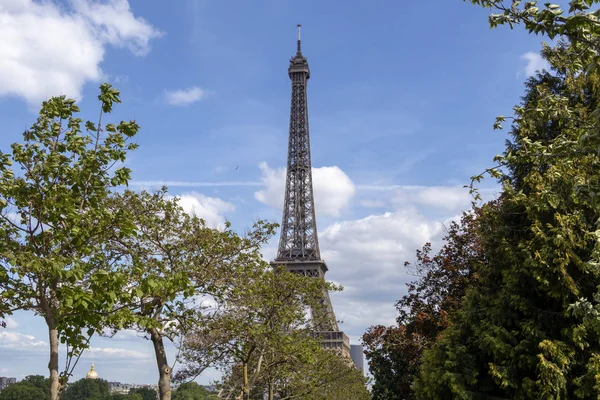 Az Eiffel-torony Párizs egyik leghíresebb látnivalója, a Champ de Mars-on található Párizs, Franciaország — Stock Fotó