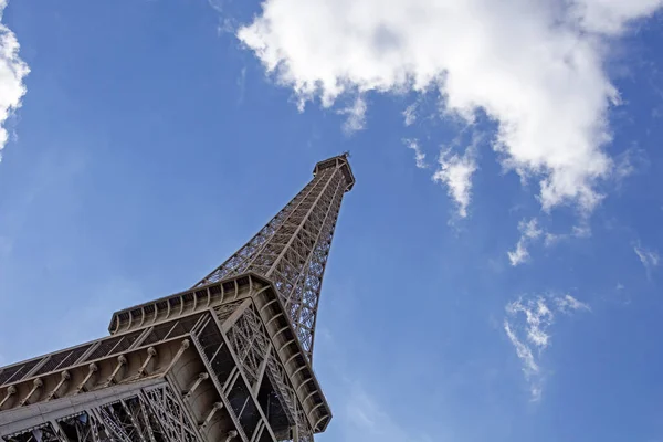 Az Eiffel-torony Párizs egyik leghíresebb látnivalója, a Champ de Mars-on található Párizs, Franciaország — Stock Fotó