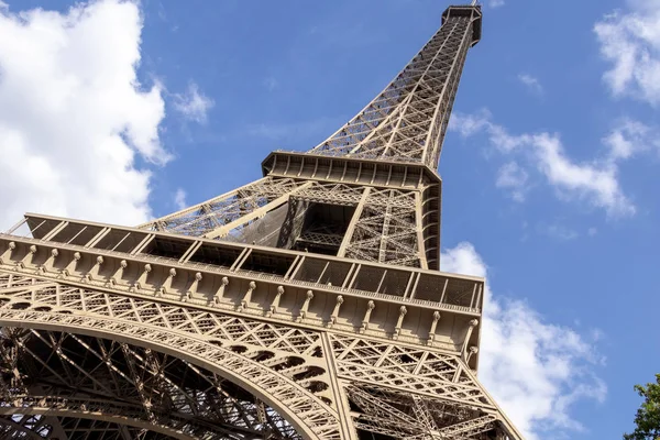 Az Eiffel-torony Párizs egyik leghíresebb látnivalója, a Champ de Mars-on található Párizs, Franciaország — Stock Fotó