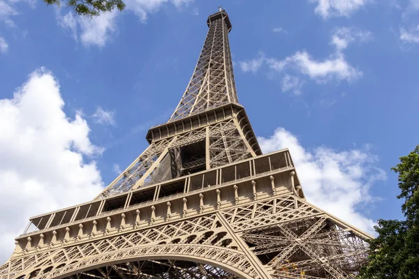 Az Eiffel-torony Párizs egyik leghíresebb látnivalója, a Champ de Mars-on található Párizs, Franciaország — Stock Fotó