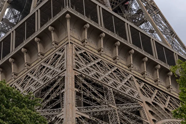 Az Eiffel-torony Párizs egyik leghíresebb látnivalója, a Champ de Mars-on található Párizs, Franciaország — Stock Fotó