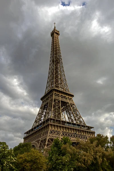 Az Eiffel-torony Párizs egyik leghíresebb látnivalója, a Champ de Mars-on található Párizs, Franciaország — Stock Fotó