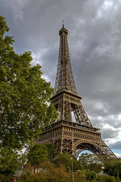 Az Eiffel-torony Párizs egyik leghíresebb látnivalója, a Champ de Mars-on található Párizs, Franciaország — Stock Fotó