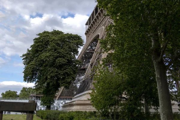 エッフェル塔パリのシャン・ド・マルスに位置するパリの最も象徴的なランドマークの一つ、フランス — ストック写真