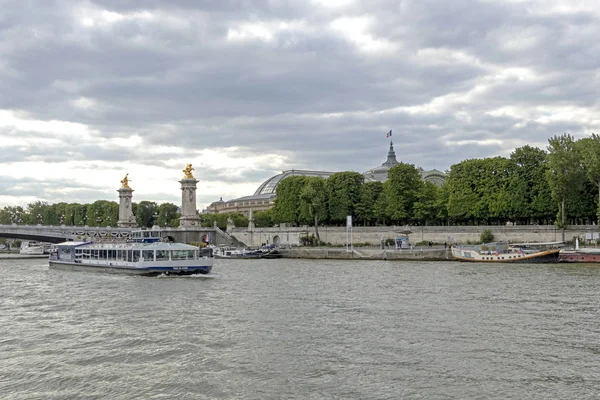 ポン・アレクサンドルIII(アレクサンドル三橋)、パリ、セーヌ川、フランスで最も華やかで贅沢な橋 — ストック写真