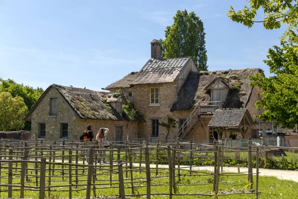 Drottning Hamlet, liten by runt Stora sjön i Versailles kungliga palats bredvid lilla Trianon — Stockfoto