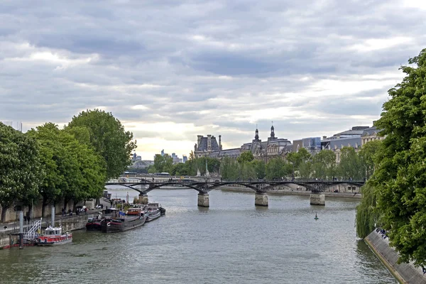 パリのセーヌ川の観光船クルーズ — ストック写真