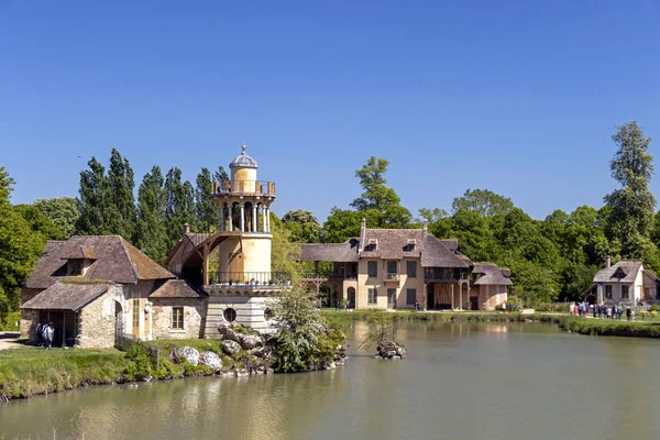 Drottning Hamlet, liten by runt Stora sjön i Versailles kungliga palats bredvid lilla Trianon — Stockfoto