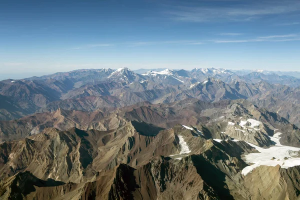 Gipfel der Berge mit Eis und Schnee bedeckt — Stockfoto