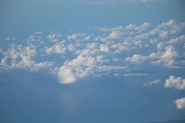 青空と白い雲を持つ平面窓からの航空写真 — ストック写真