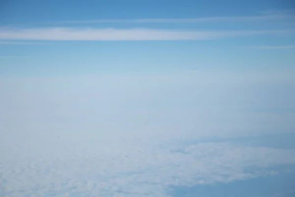 青空と白い雲を持つ平面窓からの航空写真 — ストック写真