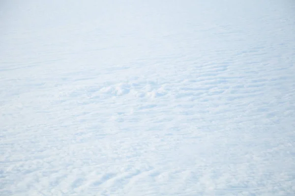 Εναέρια θέα από το παράθυρο του αεροπλάνου με μπλε ουρανό και λευκά σύννεφα — Φωτογραφία Αρχείου