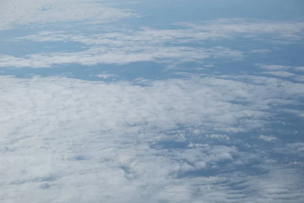 青空と白い雲を持つ平面窓からの航空写真 — ストック写真