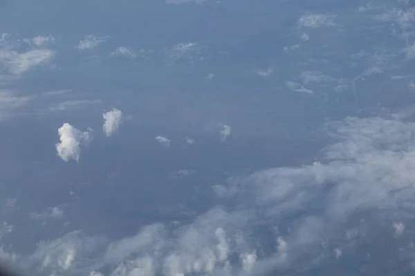 青空と白い雲を持つ平面窓からの航空写真 — ストック写真