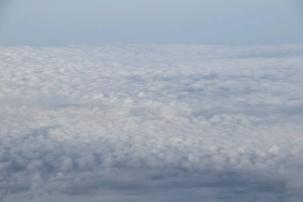 Vista aerea dalla finestra piana con cielo blu e nuvole bianche — Foto Stock