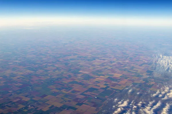 Widok z lotu ptaka na krajobraz amerykański, tereny rolne z samolotu z zielonymi polami rolnymi — Zdjęcie stockowe