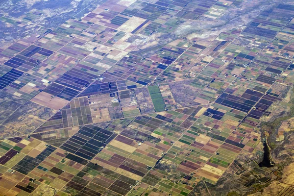Luftaufnahme der amerikanischen Landschaft, Ackerland aus dem Flugzeug mit grünen landwirtschaftlichen Feldern Stockbild