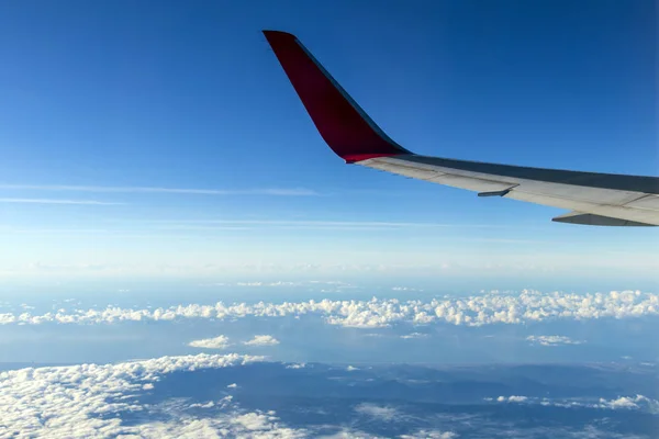 Крыло самолета, летящего над утренними облаками и Анд м — стоковое фото
