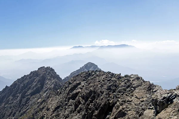 Montanha vista de cúpula com paisagem de Andes e Aconcagua em dia claro no Parque Nacional La Campana no centro do Chile, América do Sul Fotos De Bancos De Imagens