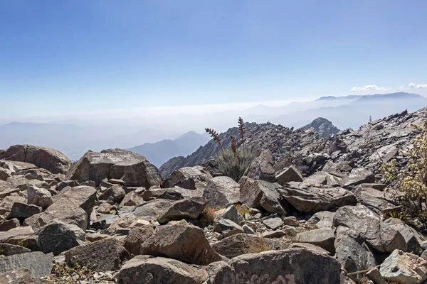 Montanha vista de cúpula com paisagem de Andes e Aconcagua em dia claro no Parque Nacional La Campana no centro do Chile, América do Sul Fotos De Bancos De Imagens