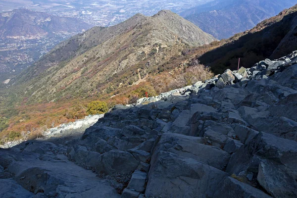 Berglandschaft mit grauen Felsen und Steinen und blauem Himmel lizenzfreie Stockfotos