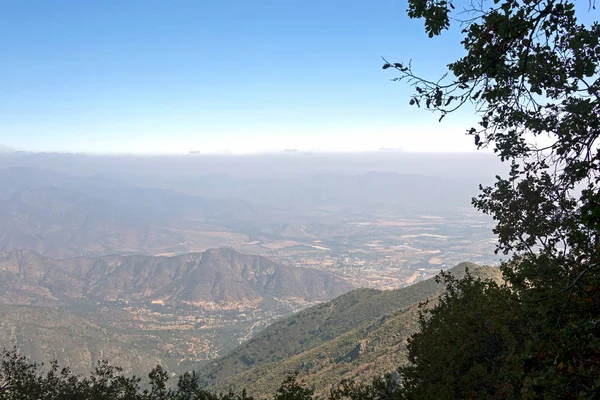 ラの晴れた日の山の景色アンデスとアコンカグアの植生 ロイヤリティフリーのストック写真