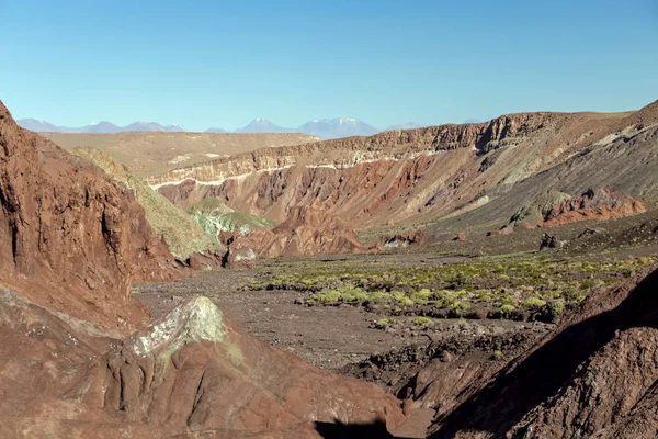 De Valle del Arcoiris regenboog vallei in Atacama woestijn, Chili — Stockfoto