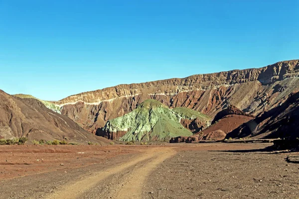 De Valle del Arcoiris regenboog vallei in Atacama woestijn, Chili — Stockfoto