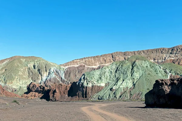 De weg in de regenboog vallei (Valle Arco-Iris) in de Atacama woestijn van Chili, Zuid-Amerika — Stockfoto