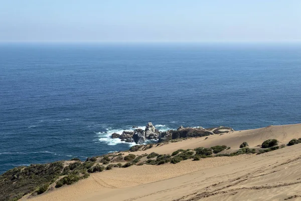 Utsikt över öknen landskapet i Concon Dunes, ett stort område av sanddyner nära Vina del Mar, Chile, Sydamerika — Stockfoto