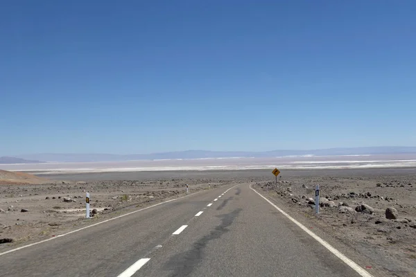 Lonely Road in Atacama woestijn landschap achtergrond met Kopieer ruimte voor tekst — Stockfoto