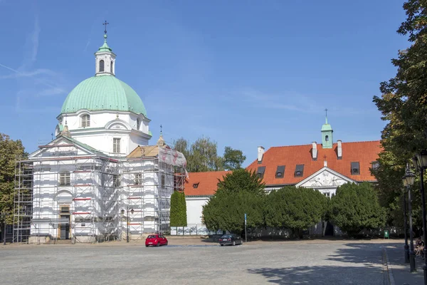 Igreja de São Kazimierz, reconstrução da igreja católica romana na nova cidade de Varsóvia, Polônia — Fotografia de Stock