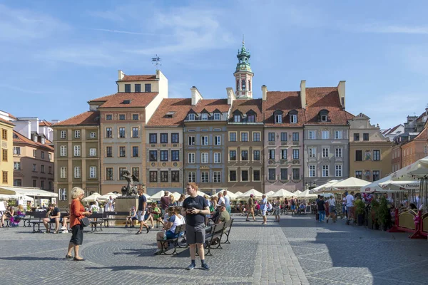 Menschen auf dem Marktplatz der Warschauer Altstadt. Ort, Zentrum und ältester Teil der Warschauer Altstadt, Hauptstadt Polens — Stockfoto