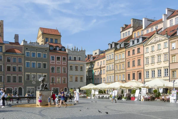 Menschen auf dem Marktplatz der Warschauer Altstadt. Ort, Zentrum und ältester Teil der Warschauer Altstadt, Hauptstadt Polens — Stockfoto