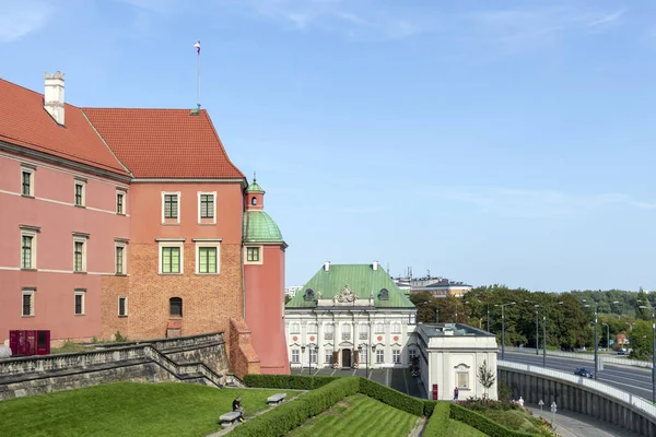 Turista descansando no parque em frente ao Palácio Cobre-Telhado e ao Castelo Real em Varsóvia, Polônia — Fotografia de Stock