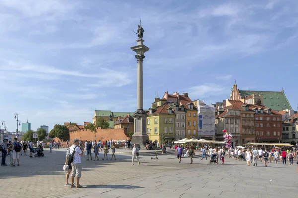 Touristen auf dem historischen Burgplatz in Warschau, Polen, mit der Sigismundsäule an einem sonnigen Sommertag — Stockfoto